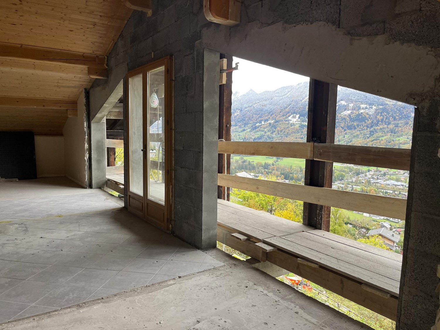Terrassement et réalisation d'un balcon en cours par TROMBERT & CIE en Haute-Savoie