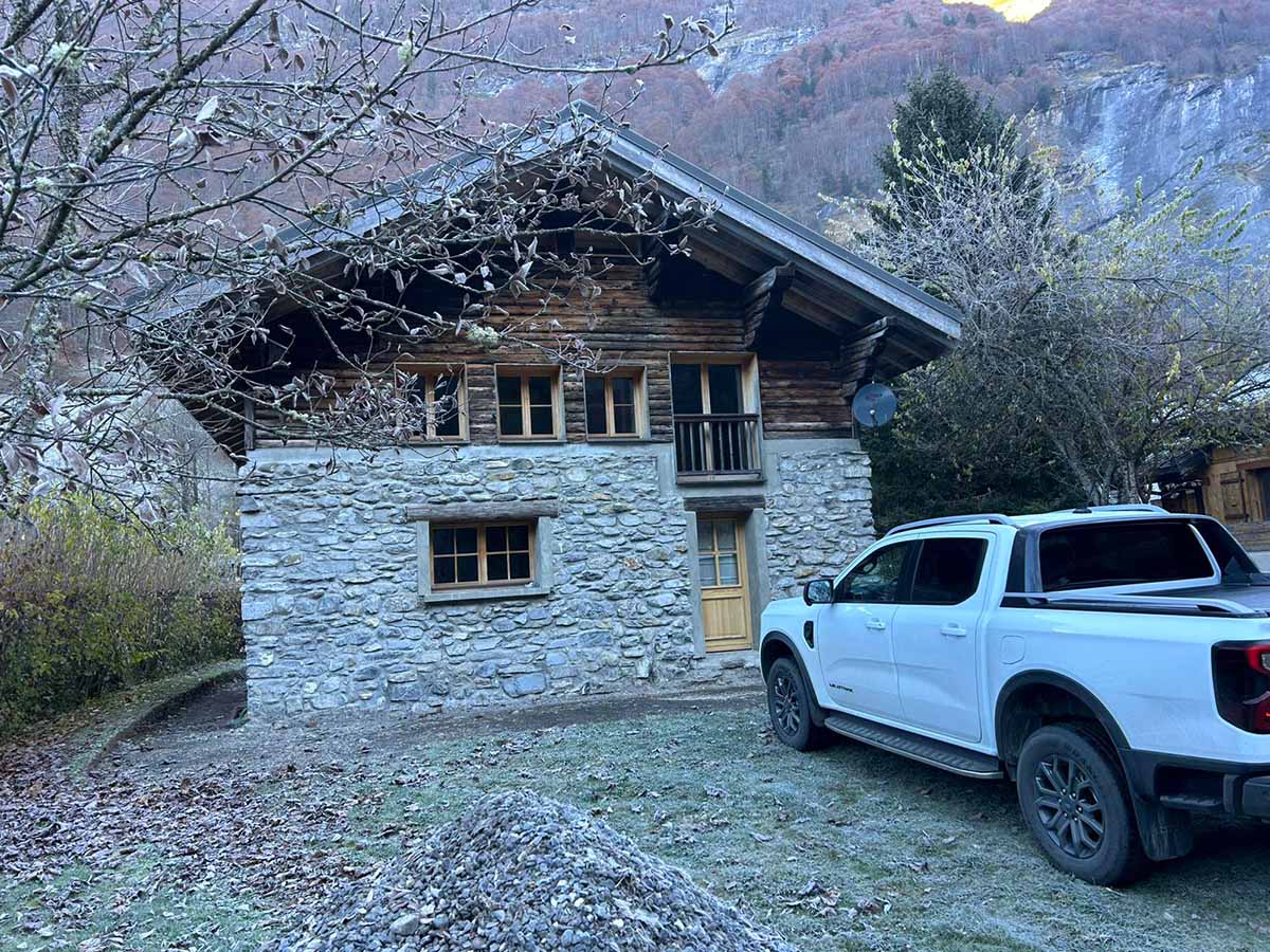 Chalet en bois et pierre réalisé par TROMBERT & CIE en Haute-Savoie