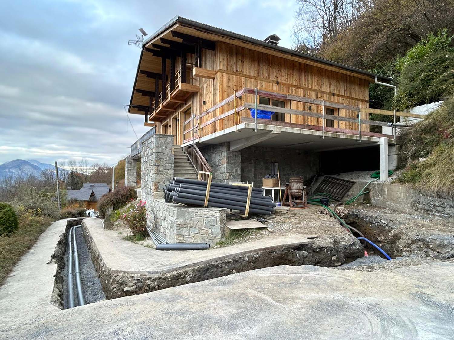 Travaux de VRD en cours avec tuyaux et matériel par TROMBERT & CIE en Haute-Savoie