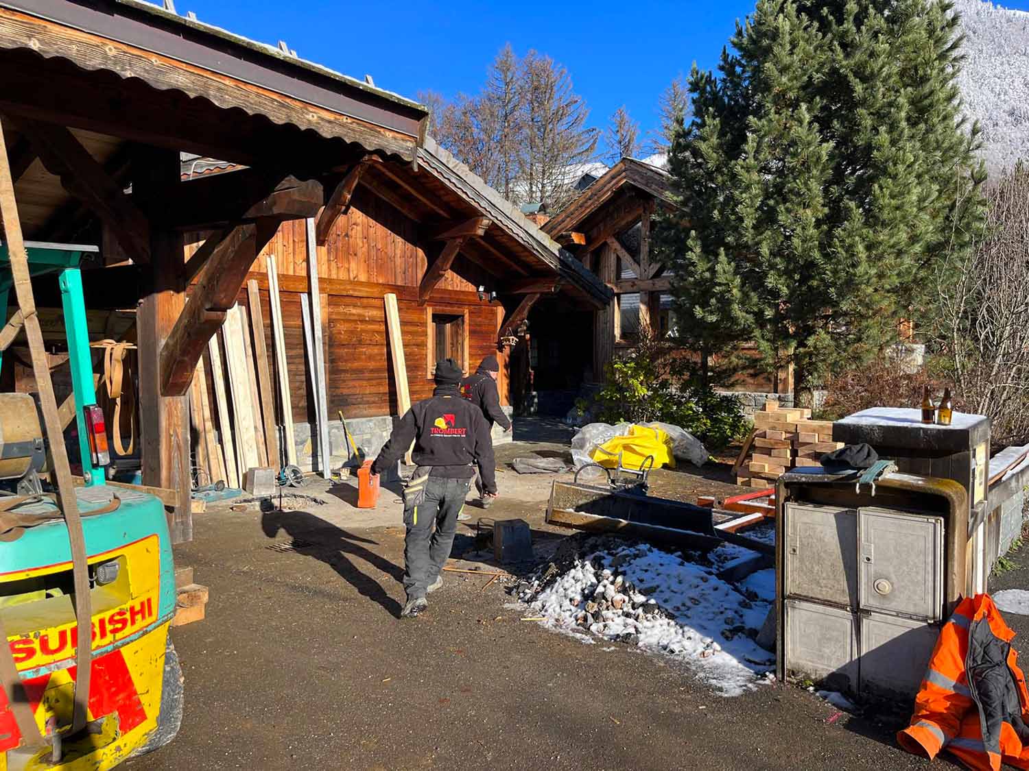 Employé de Trombert & Cie sur chantier de chalet