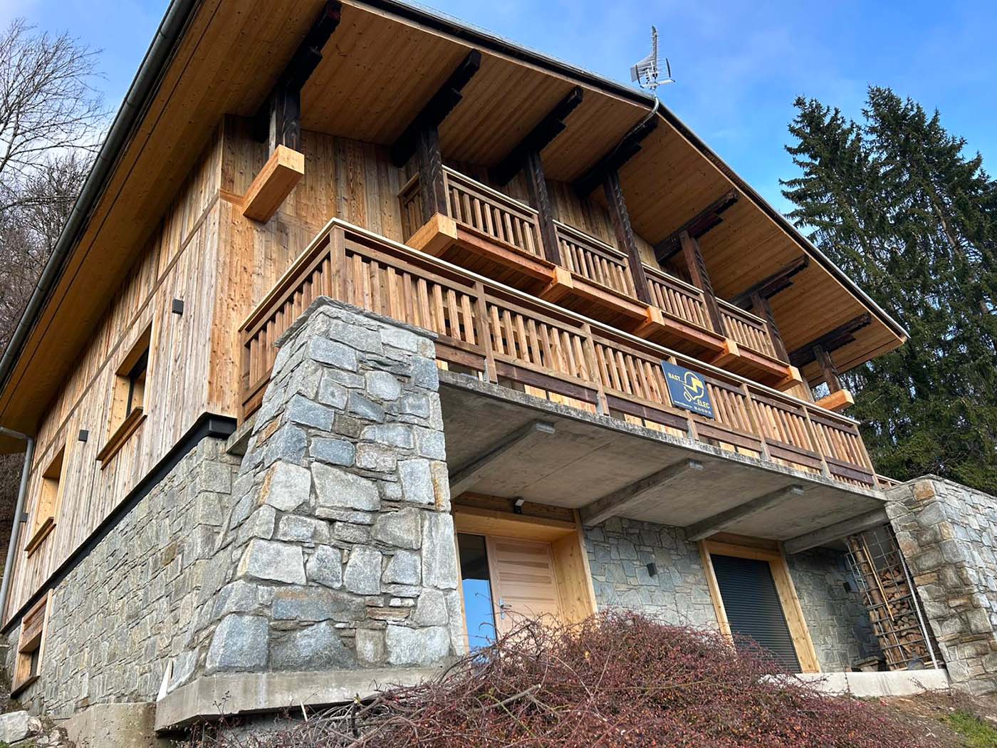 Chalet en bois et pierre par TROMBERT & CIE en Haute-Savoie