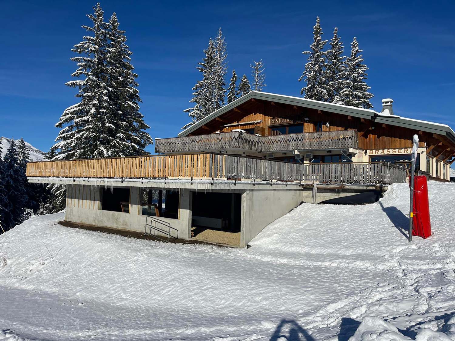 Chalet en bois avec terrasse construit par TROMBERT & CIE en Haute-Savoie