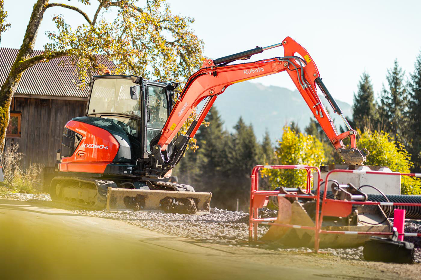 mini-pelle sur chantier de construction par TROMBERT & CIE en Haute-Savoie